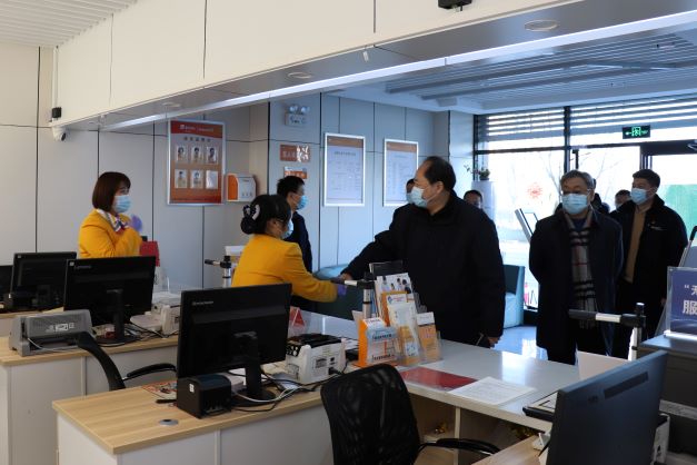 市能源集团汪德刚一行春节假期看望慰问坚守岗位员工(图3)